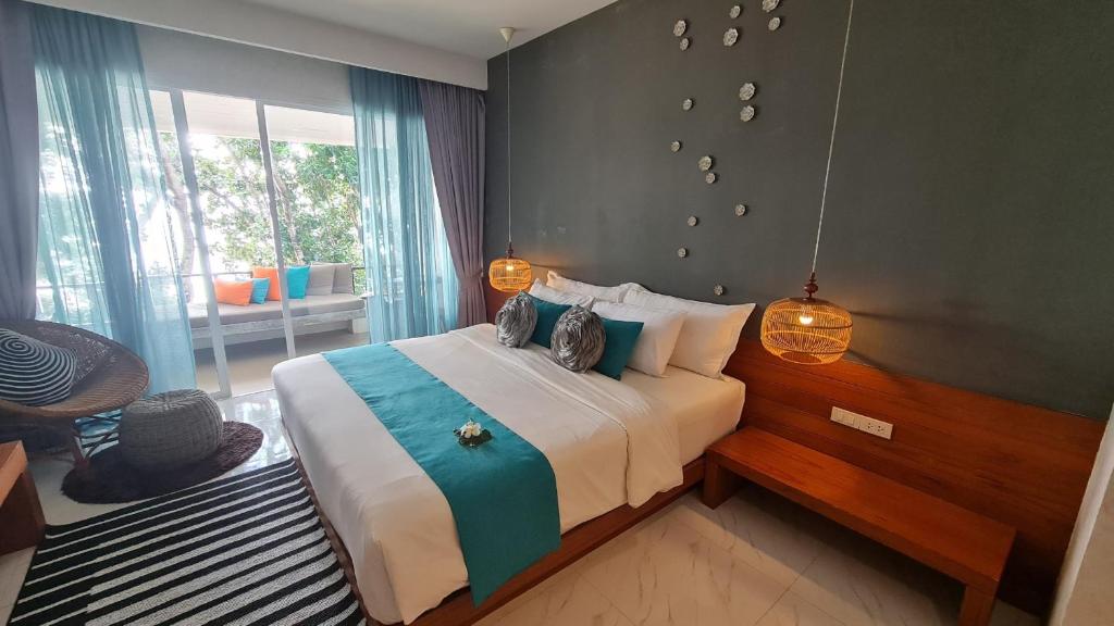 ein Schlafzimmer mit einem Bett mit zwei Kissen darauf in der Unterkunft Bliss Resort Krabi in Klong Muang Beach