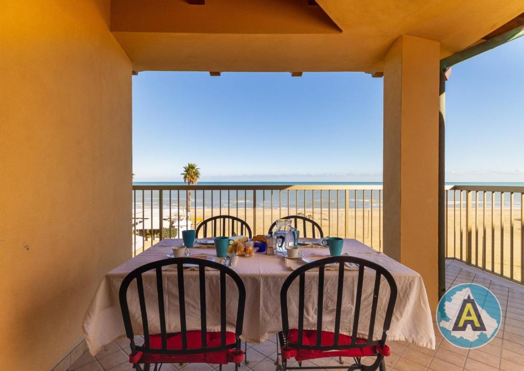 una mesa en un balcón con vistas al océano en Mariquita - Appartamento fronte mare a Silvi, en Silvi Marina