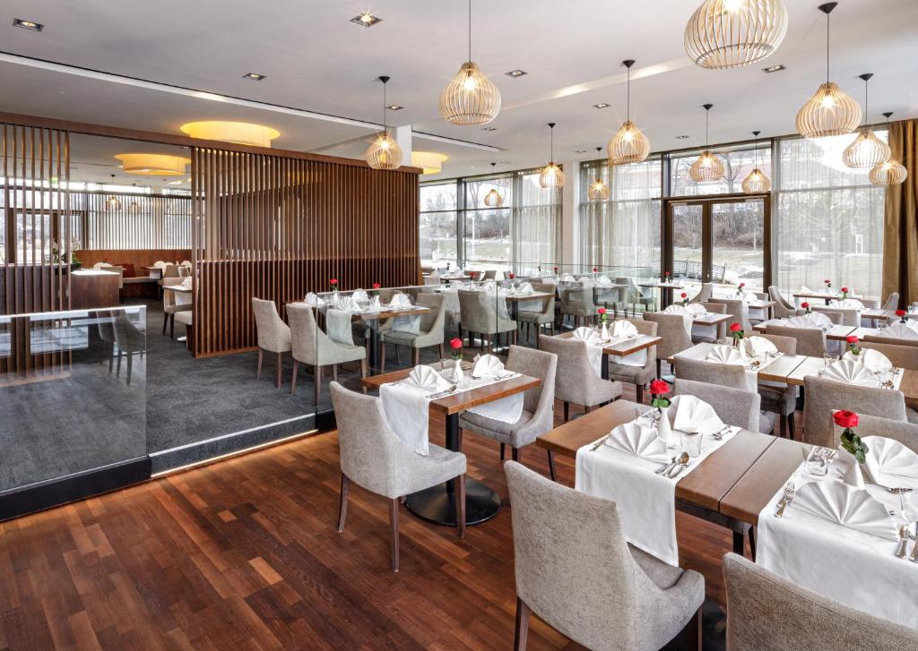 Restoran või mõni muu söögikoht majutusasutuses Asia Hotel & Spa Leoben