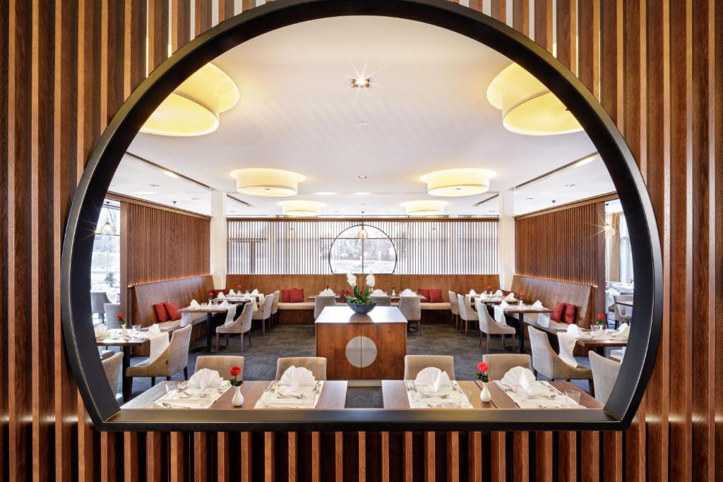 Restoran või mõni muu söögikoht majutusasutuses Asia Hotel & Spa Leoben