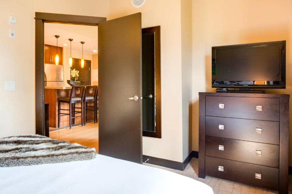 TV a/nebo společenská místnost v ubytování Silver Creek Lodge