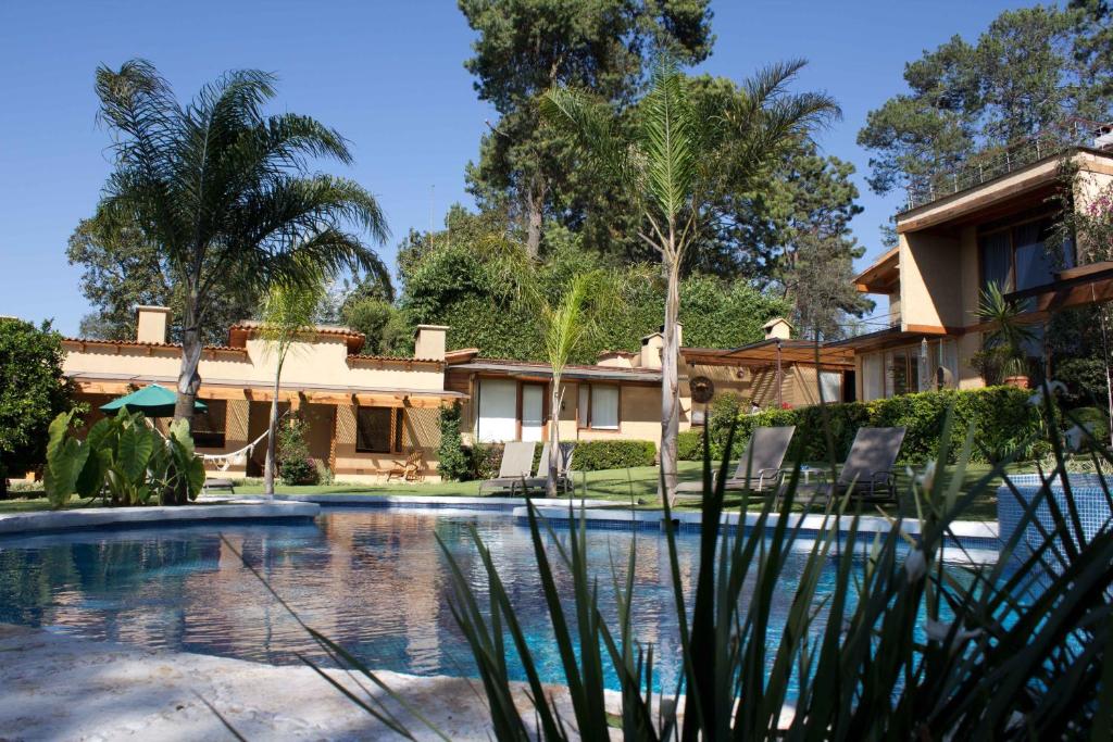 una casa con una piscina di fronte di La Joya del Viento a Valle de Bravo