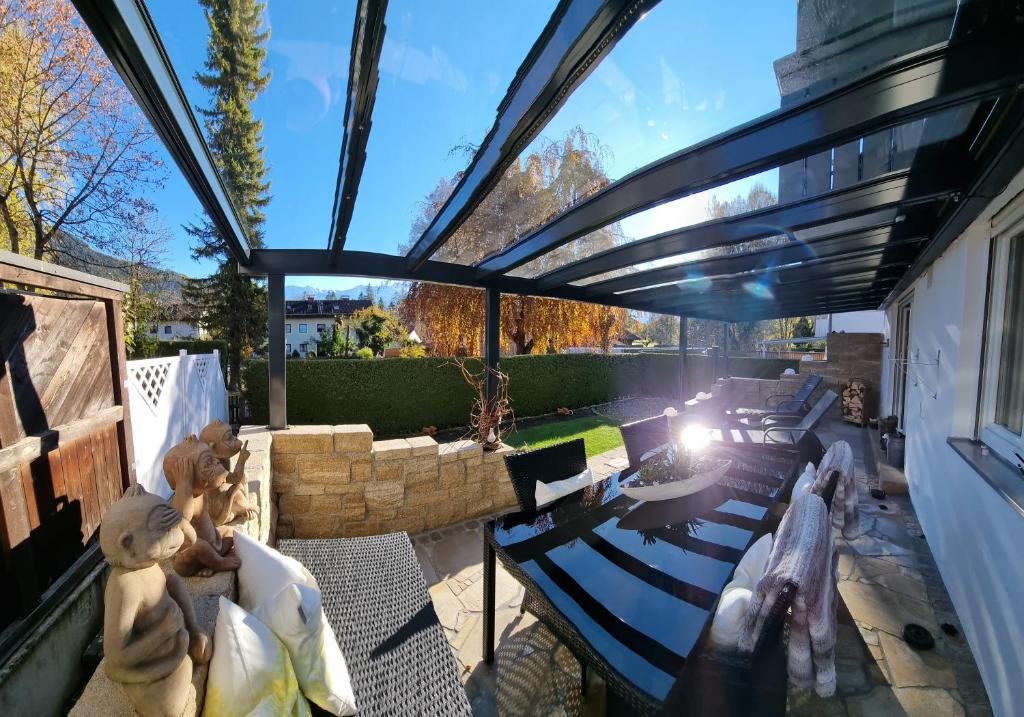 einen Blick über eine Terrasse mit Glasdach in der Unterkunft Kaminwohnung mit 24qm Südterrasse Nähe Zugspitze / Eibsee in Garmisch-Partenkirchen