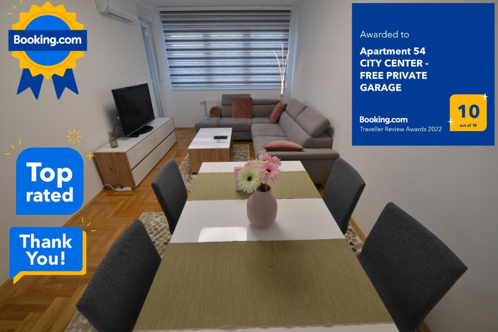 Apartment 54 CITY CENTER - FREE PRIVATE GARAGE في نوفي ساد: تقديم غرفة معيشة مع طاولة وكراسي