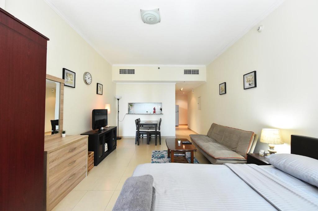 Cama ou camas em um quarto em Luxury Escapes - Studio in JLT X1 Tower close to Metro