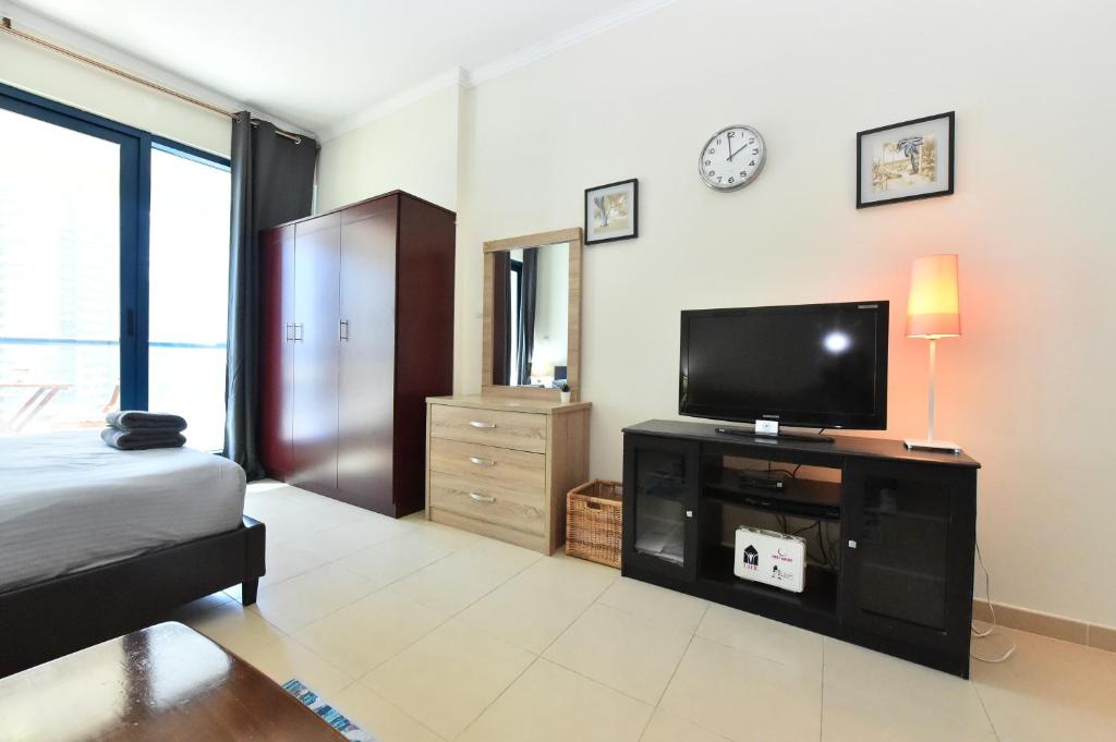 Uma TV ou centro de entretenimento em Luxury Escapes - Studio in JLT X1 Tower close to Metro