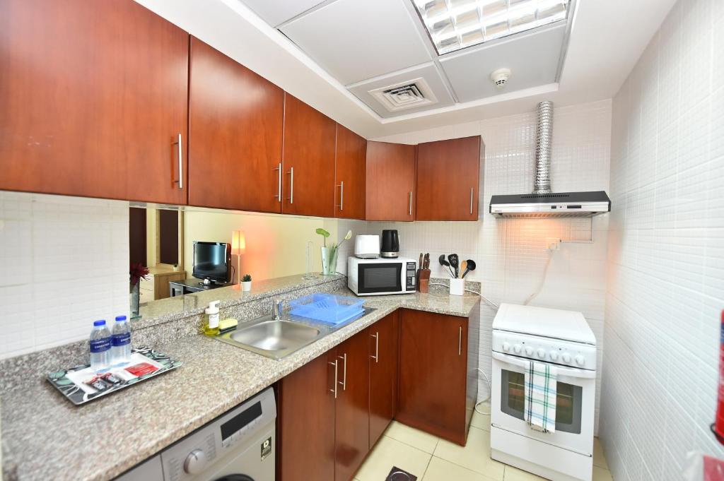 A cozinha ou cozinha compacta de Luxury Escapes - Studio in JLT X1 Tower close to Metro