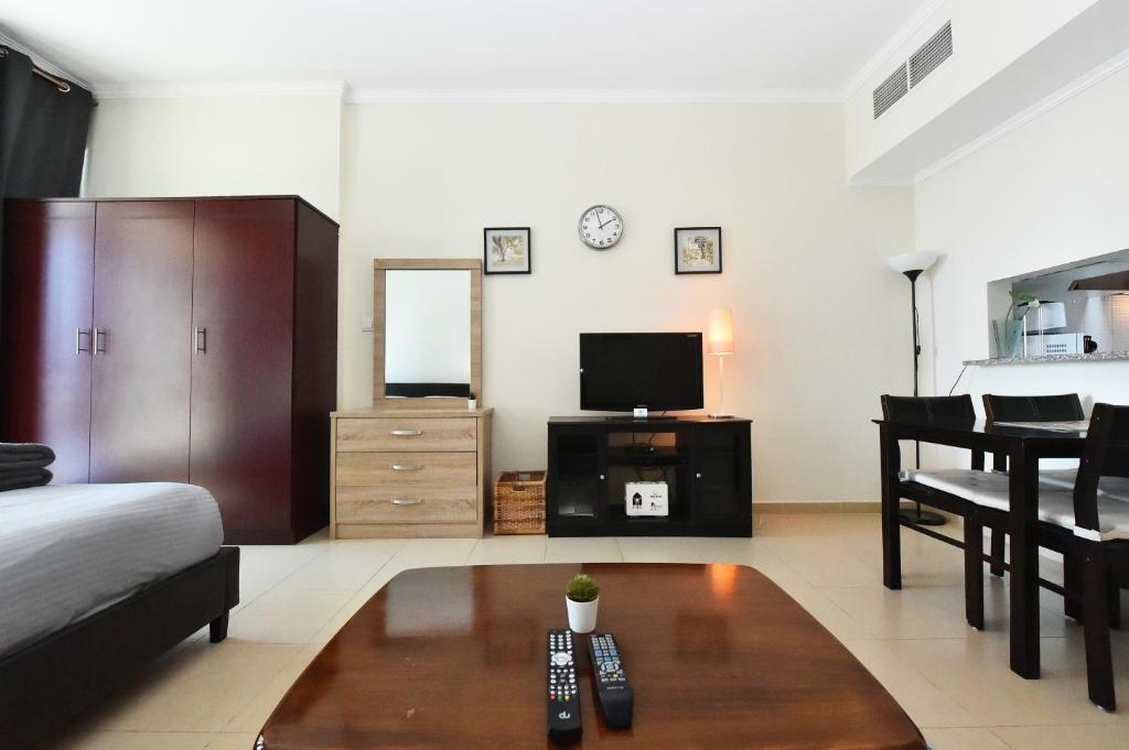 Uma TV ou centro de entretenimento em Luxury Escapes - Studio in JLT X1 Tower close to Metro