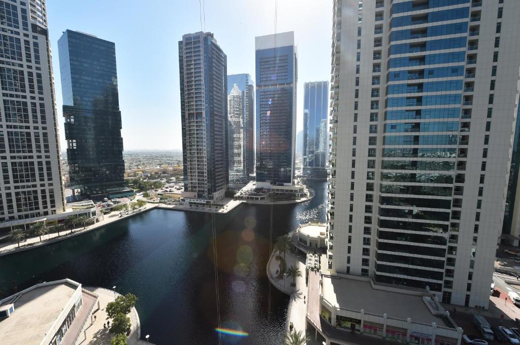 Uma visão geral de Dubai ou uma vista da cidade tirada do apartamento