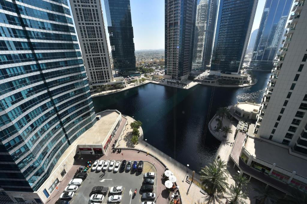 Uma visão geral de Dubai ou uma vista da cidade tirada do apartamento