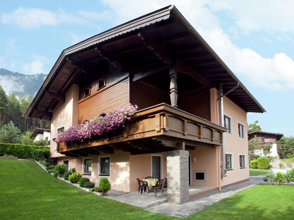 una casa con un balcón con flores. en Apartment near the ski area in Sautens, en Sautens