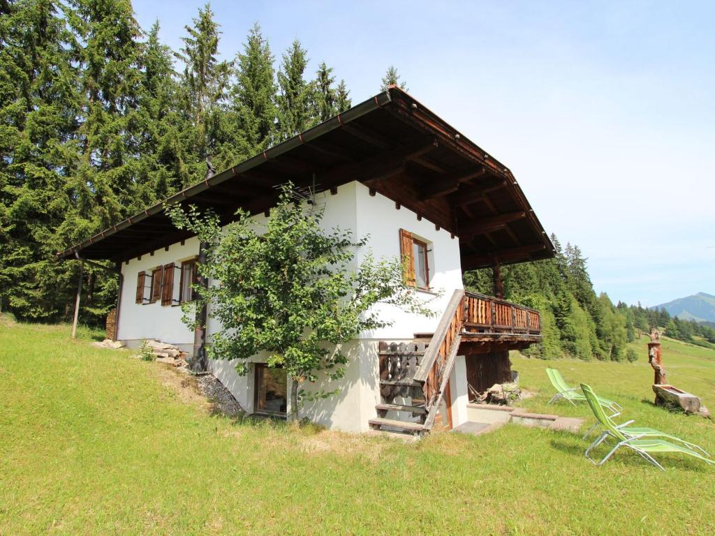 une petite maison au milieu d'un champ dans l'établissement Chalet in Hopfgarten Brixental in ski area, à Hopfgarten im Brixental