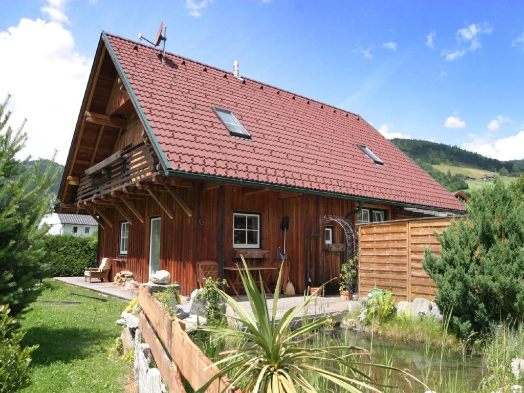 Cabaña de madera con techo rojo en Chalet in Stadl an der Mur Styria with sauna en Einach