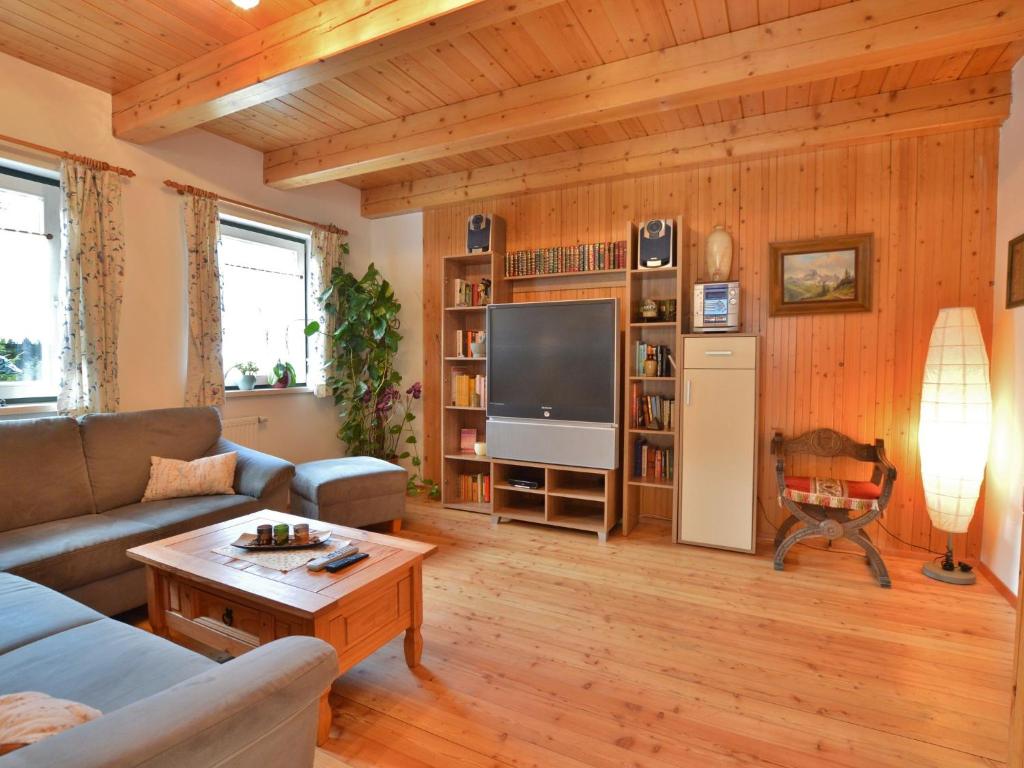 Televízia a/alebo spoločenská miestnosť v ubytovaní Chalet in Styria with infrared sauna