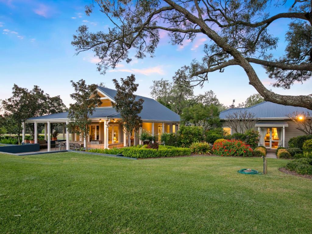 Brokenback Vineyard Luxe Homestead at Oakvale Wines, Pokolbin Updated