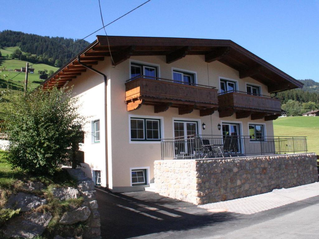 una casa con un balcón en el lateral. en Luxurious holiday home with terrace in Tyrol, en Brixen im Thale
