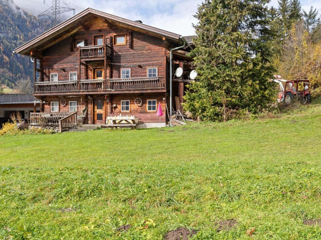 マトライ・イン・オストティロルにあるHoliday house in East Tyrol near ski areaの緑地の丘の上の大木造家屋