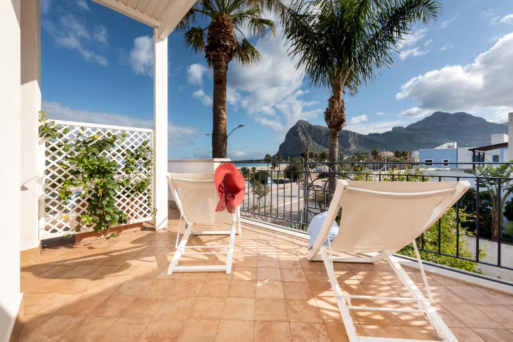 - deux chaises sur un balcon avec vue sur l'océan dans l'établissement Hotel Ristorante Mediterraneo Faro, à San Vito Lo Capo