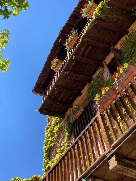 budynek z skrzyniami kwiatowymi na boku w obiekcie La Casa del Bosque w mieście Cabra de Mora