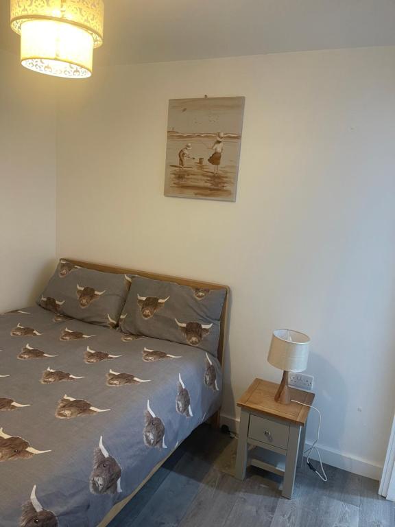 um quarto com uma cama com gatos em 2 Bed Flat Right in Centre of Portrush town em Portrush