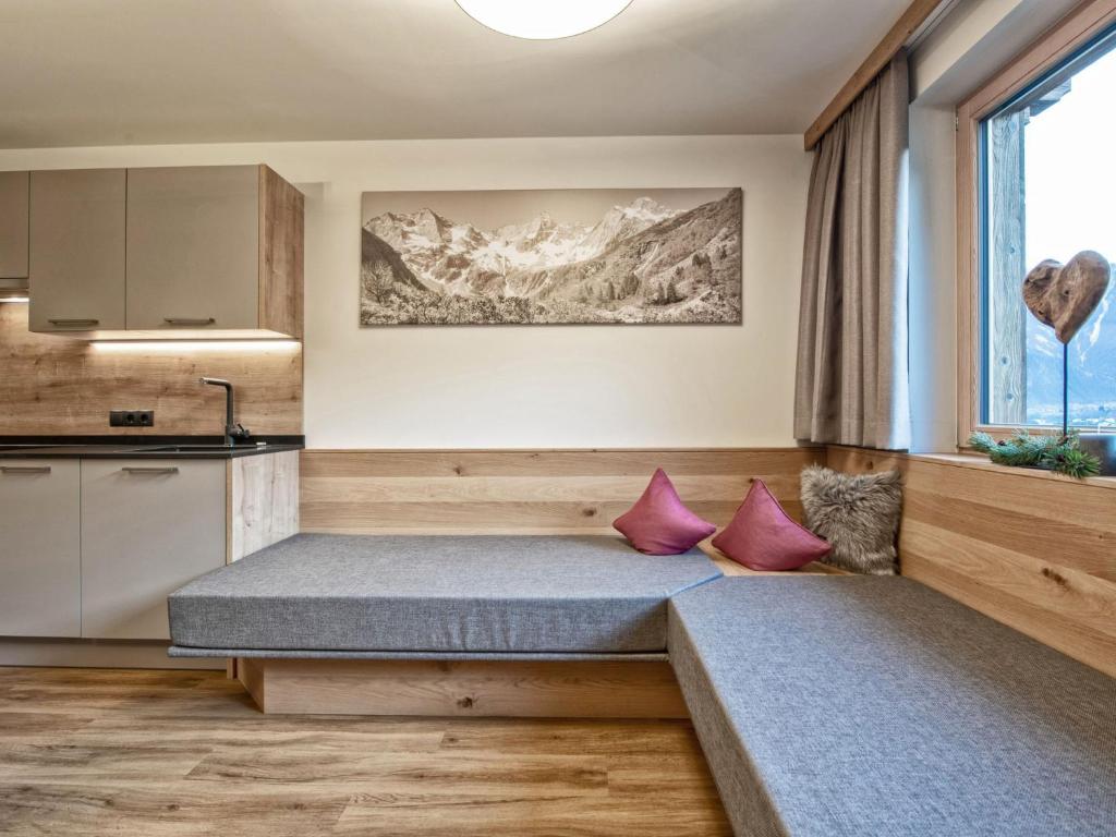 ヒパッハにあるSecluded Farmhouse in Tyrol near Ski Areaのベッドルーム1室(ベッド2台付)、キッチンが備わります。