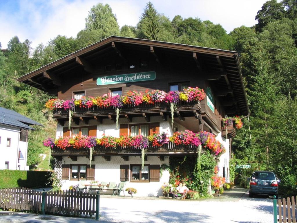 ザールバッハ・ヒンターグレムにあるApartment in Saalbach Hinterglemm near Ski Areaの花の横の建物