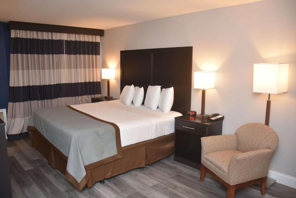 Postel nebo postele na pokoji v ubytování Ramada by Wyndham Vineland Millville Area