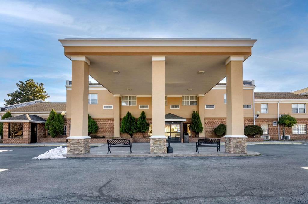 a large building with two benches in front of it at Comfort Inn & Suites Raphine - Lexington near I-81 and I-64 in Raphine