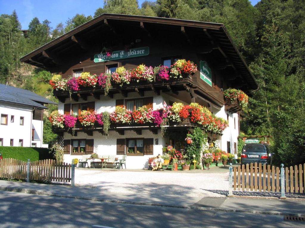 budynek z mnóstwem kwiatów w obiekcie Apartment in Saalbach-Hinterglemm near ski area w Saalbach Hinterglemm