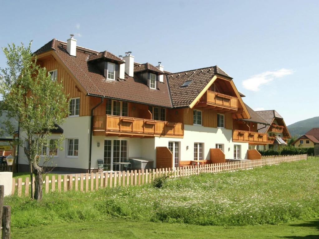 ein großes Haus mit einem Zaun davor in der Unterkunft Apartment in Sankt Margarethen near Ski Area in Sankt Margarethen im Lungau