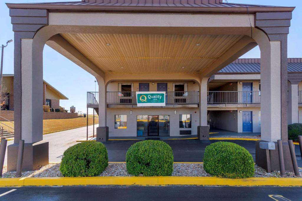 una vista frontal de un hotel con un gran edificio en Quality Inn, en Ashburn