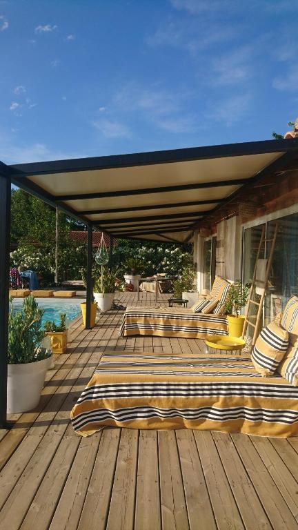 Bazén v ubytování B&B La Terre Brûlée nebo v jeho okolí