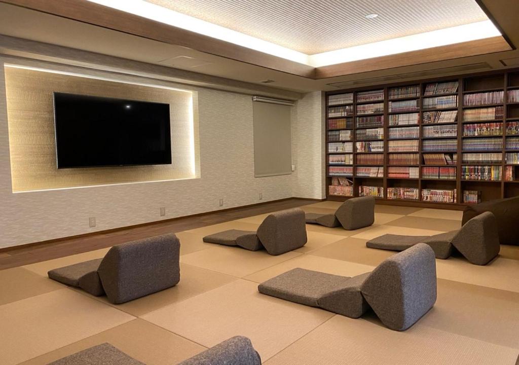TV a/nebo společenská místnost v ubytování Nagoya B's Hotel
