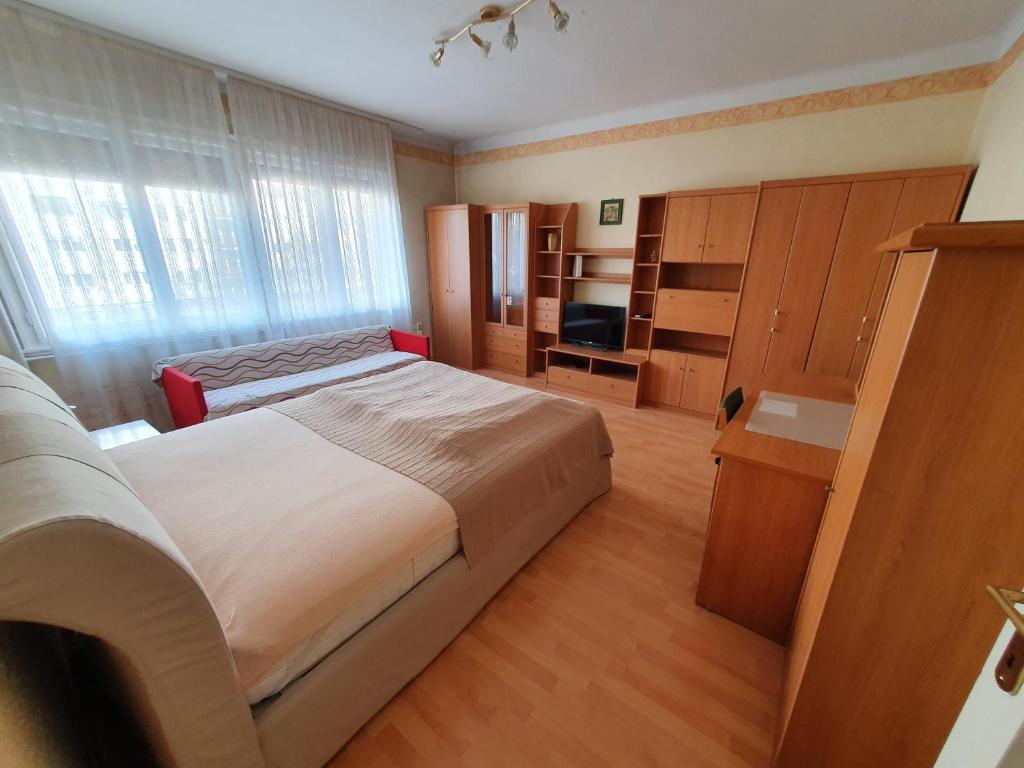 1 dormitorio con cama grande y ventana grande en M Apartments - Info Park, en Budapest
