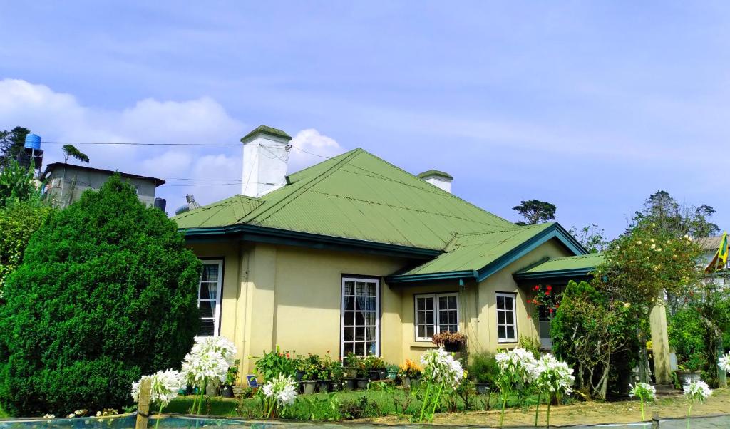 a yellow house with a green roof at Shirin1892 in Nuwara Eliya