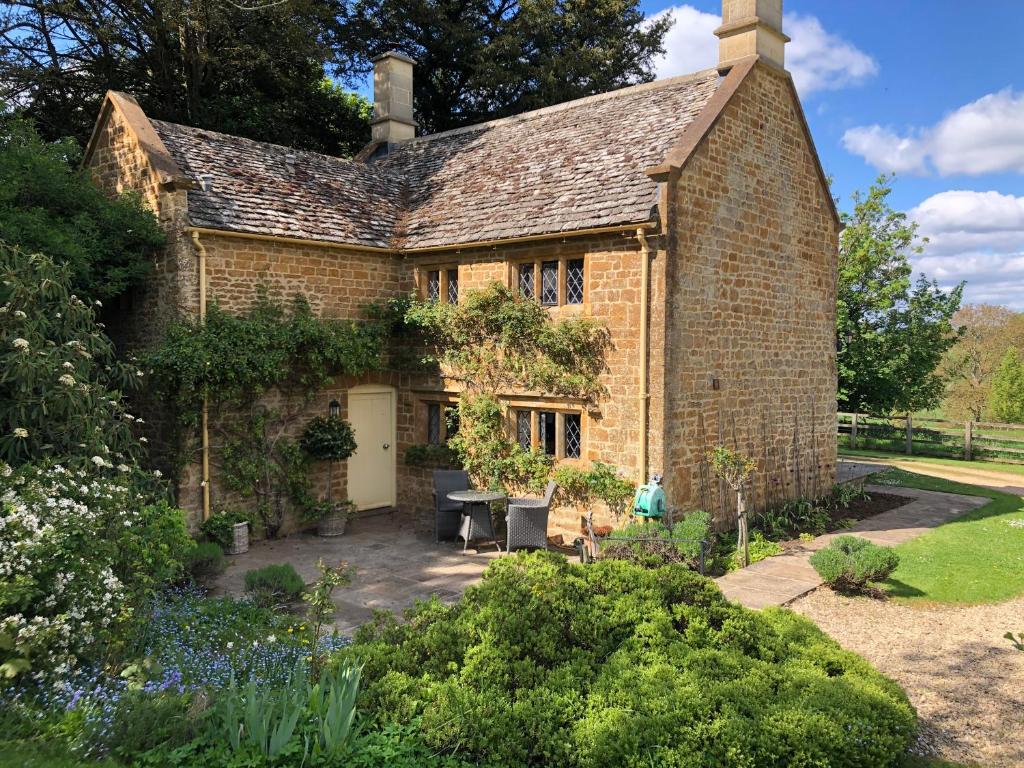 an old brick house with a garden in front of it at Cotswold Retreat in Great Tew