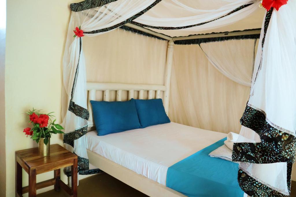 Postel nebo postele na pokoji v ubytování Darwesh Nyumba Lodge