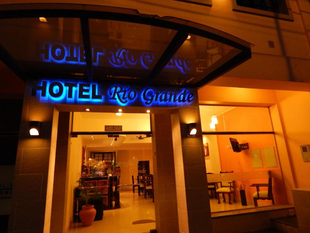 a hotel no grille sign in front of a restaurant at Hotel Río Grande in San Pedro de Jujuy