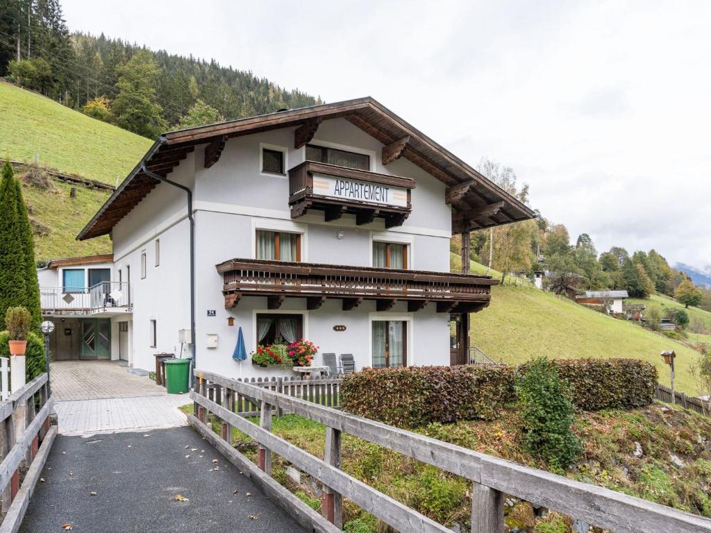 ツェル・アム・ゼーにあるLuxurious Apartment in Zell am See near Ski Areaの塀付き丘の白家