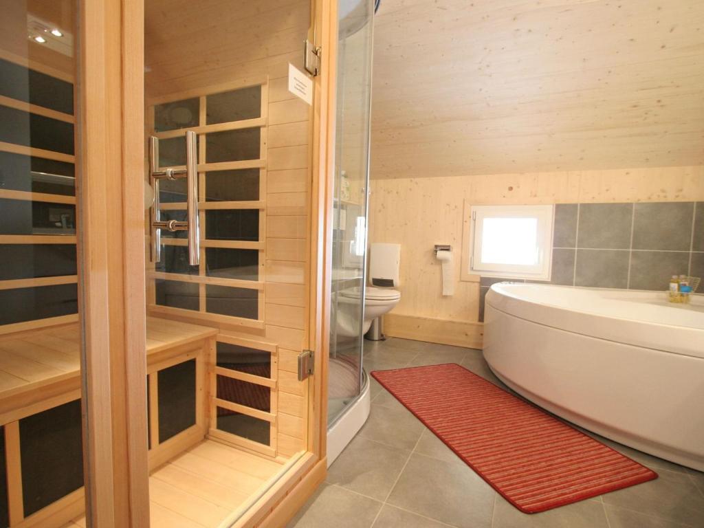 Kúpeľňa v ubytovaní Chalet in Hohentauern with hot tub and sauna