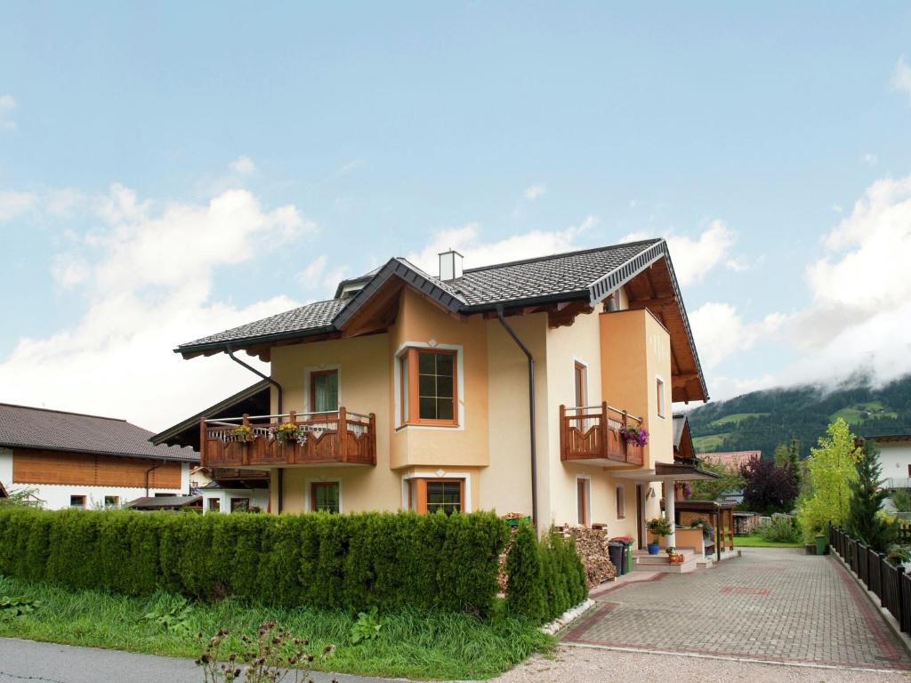 une maison avec un toit noir dans l'établissement Apartment near the ski area in the Salzburg region, à Altenmarkt im Pongau