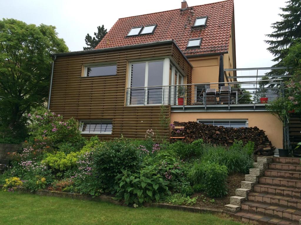 una casa con un jardín delante de ella en Ferienwohnung Wald-Stadt-Blick, en Erfurt