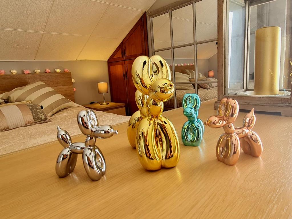 a group of glass figurines on a table in a bedroom at La Centinela, Geoparque Costa Quebrada in Miengo