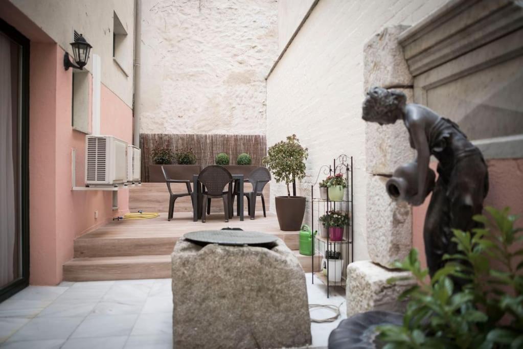 uma estátua de uma mulher num pátio em Apartamento en Centro Histórico con patio Romano em San Lorenzo de El Escorial