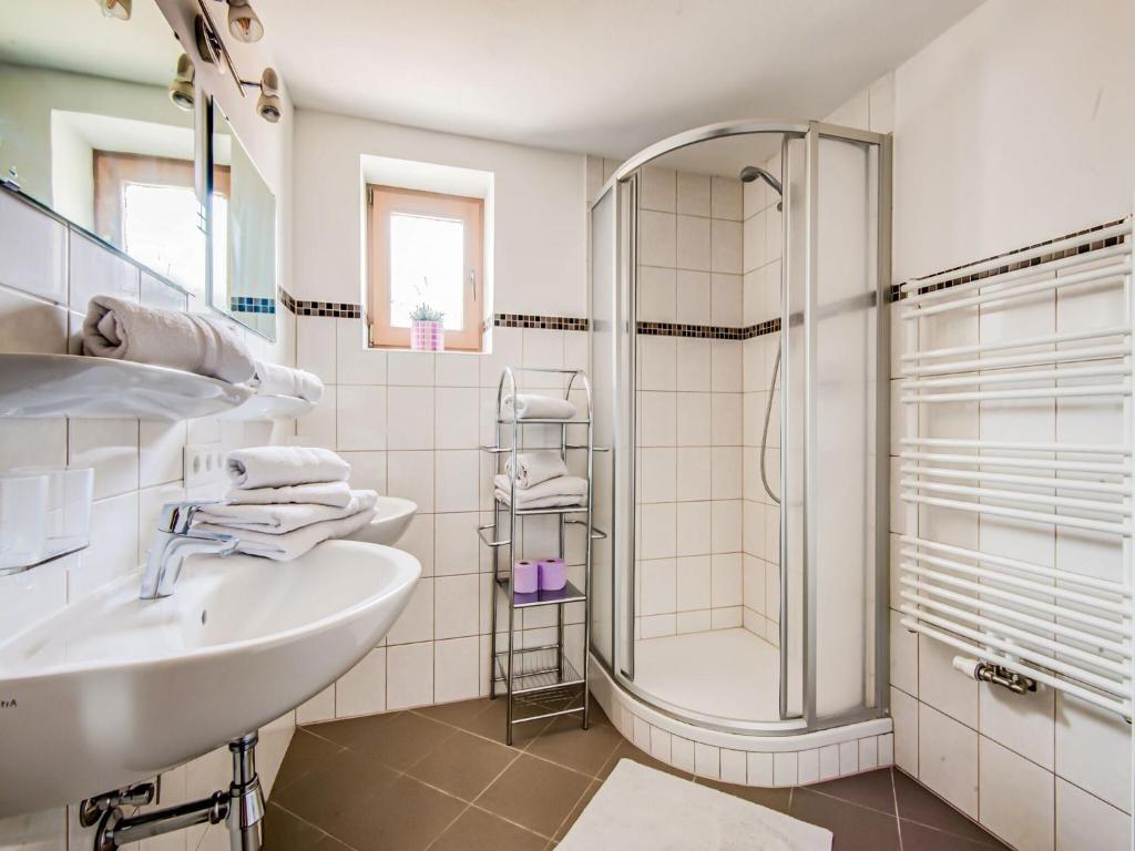 Koupelna v ubytování Attractive apartment in Hainzenberg with ski room