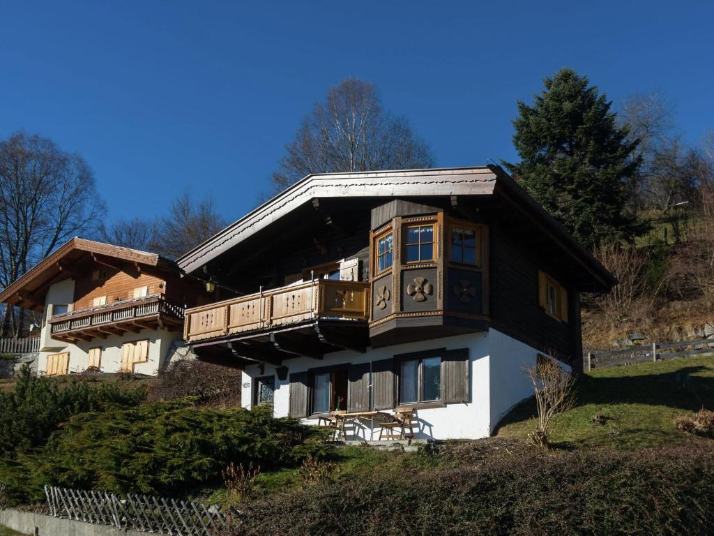 duży dom z balkonem na wzgórzu w obiekcie Chalet in ski area in Piesendorf w mieście Piesendorf