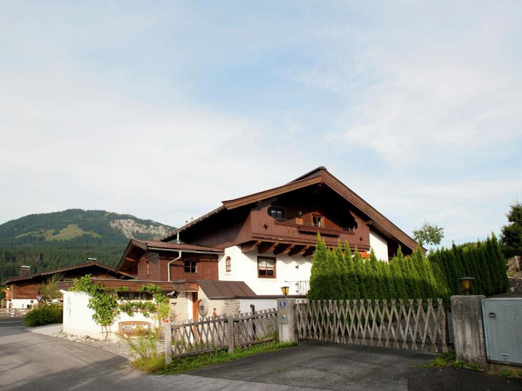 サンクト・ジョアン・イン・チロルにあるCozy apartment in St Johann in Tyrolの木塀の家