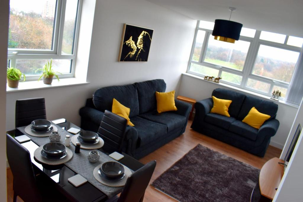 Olu Apartments Belem Tower Sefton Park في ليفربول: غرفة معيشة مع أريكة وطاولة