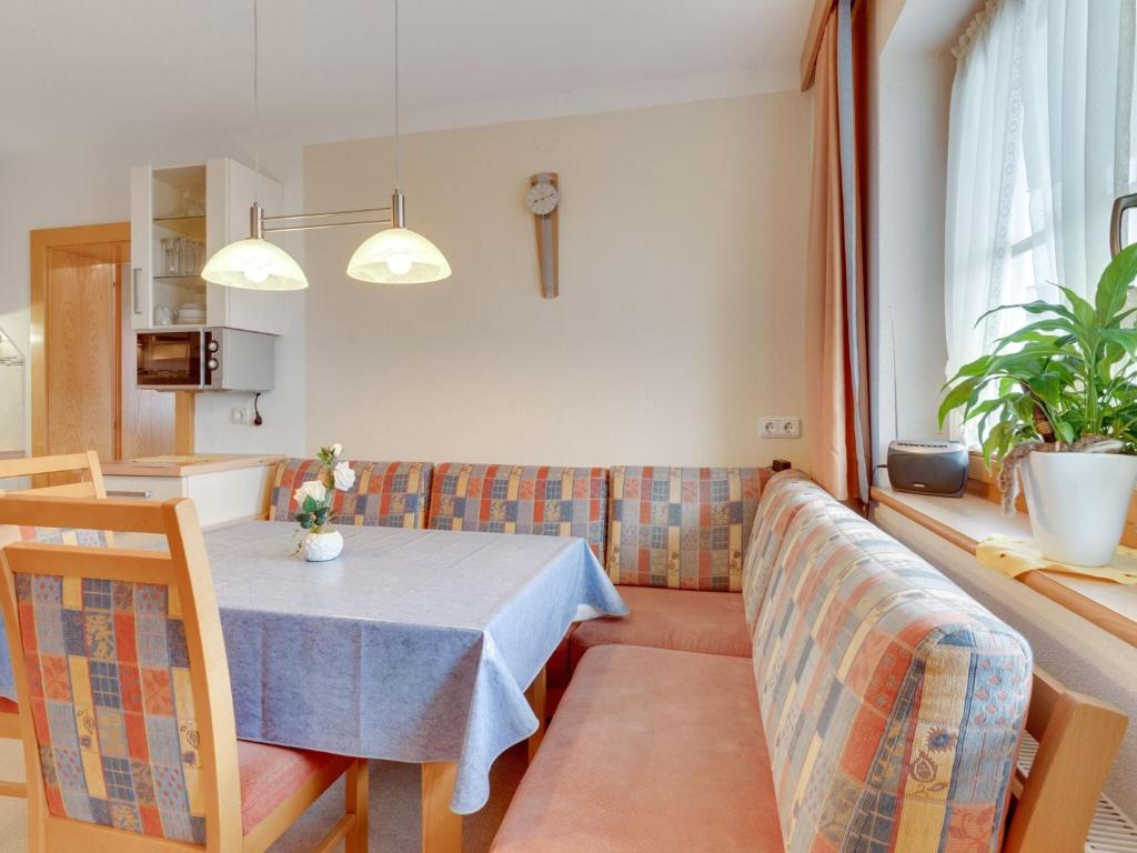 Posezení v ubytování Apartment in Hainzenberg near Ski Lift