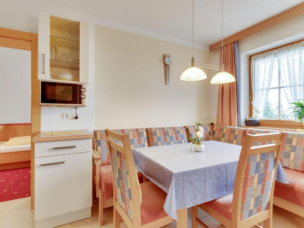 Kuchyň nebo kuchyňský kout v ubytování Apartment in Hainzenberg near Ski Lift